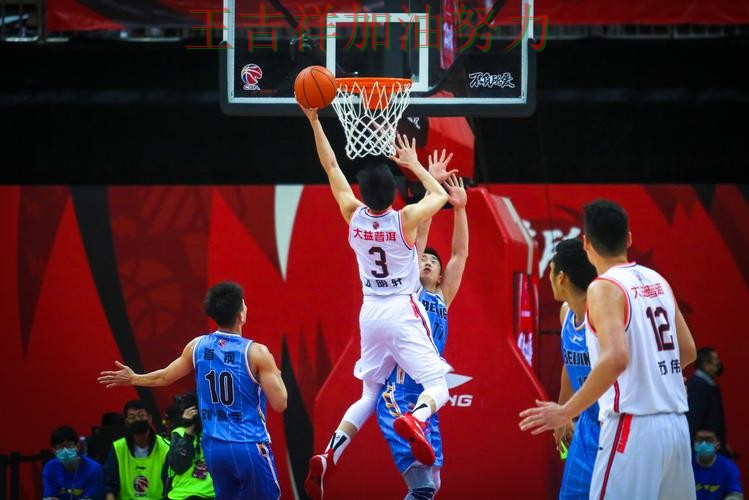 中国男篮绝杀取胜点燃全场气氛 进攻效率提升成为亮点